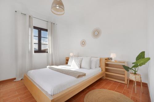 a bedroom with a bed and a window at Casa Tagaide in Tuineje