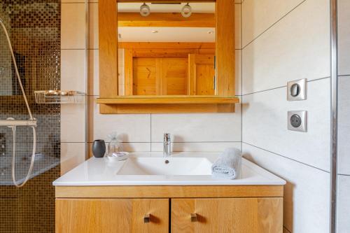 a bathroom with a sink and a shower at Chalet Helnes - chalet contemporain in Saint-Oyen