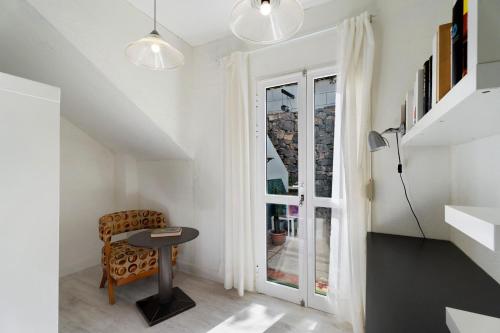 a room with a table and a chair and a window at Pardelo in Los Menores