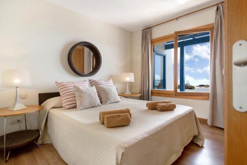 a bedroom with a large white bed with a window at Welling in Punta Mujeres