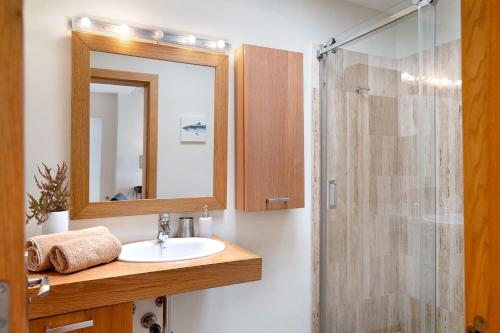 a bathroom with a sink and a shower with a mirror at Welling in Punta Mujeres