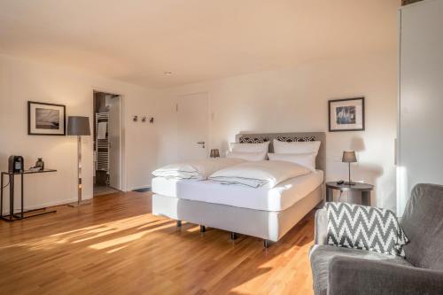a bedroom with a white bed and a couch at 1 Zimmer-appartment Nr 14 in Wangen im Allgäu