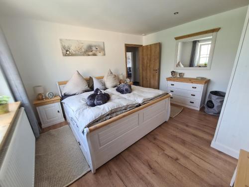 a bedroom with a bed with two stuffed animals on it at Waldstein Terrassen in Weißenstadt