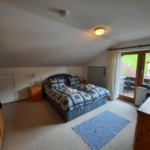 a bedroom with a bed and a window at Ferienwohnung Hörnleblick in Burgberg