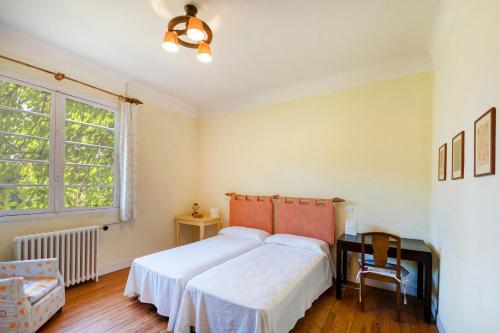 a bedroom with a large white bed and a window at Villa Eole - plein centre Hossegor in Soorts-Hossegor