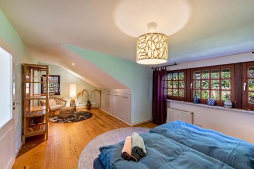 ein Schlafzimmer mit einem blauen Bett in einem Zimmer in der Unterkunft Sittermansweg in Geldern