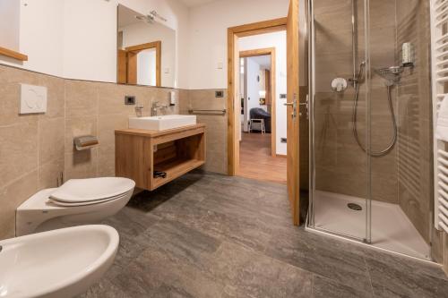 a bathroom with a toilet and a sink and a shower at App. Miara - Ciasa Lavarella in San Vigilio Di Marebbe