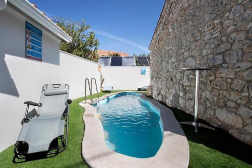 a swimming pool in the backyard of a house at Ninho do Rei in Fátima