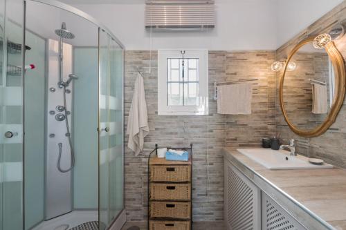 a bathroom with a sink and a shower at Villa Los Aguacateros in Tazacorte