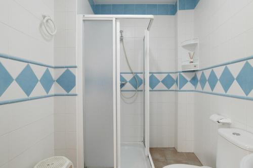a bathroom with a shower and a toilet and a sink at Apartamento Perez Zara 3 in Conil de la Frontera