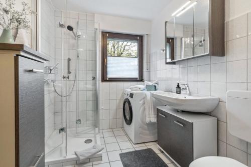 a bathroom with a sink and a toilet and a shower at Ferienwohnung an der Volme in Meinerzhagen