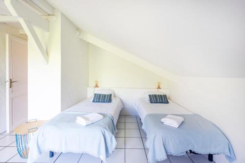 two beds in a room with white walls at Dune Lodge 2- Capbreton Hossegor - in Capbreton
