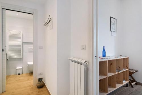 a white bathroom with a toilet and a mirror at Casa mare montaretto 1 in Bonassola