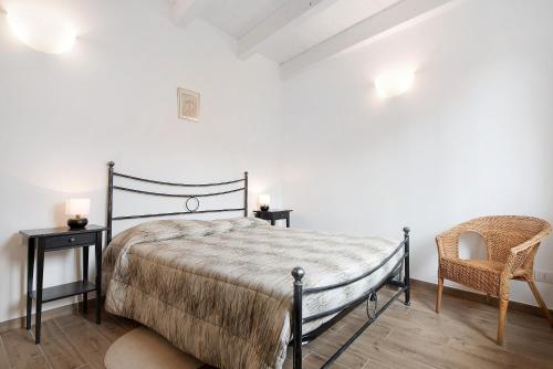 a bedroom with a bed and a chair at Casa mare montaretto 1 in Bonassola