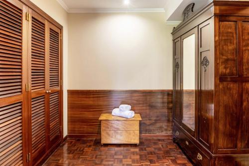 a sauna with wooden walls and a table with towels at Villa Echium T1 in Caniço