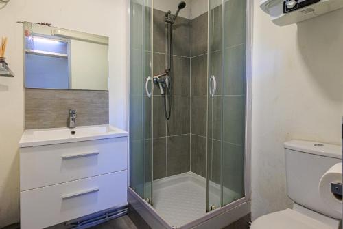 un baño con ducha y lavabo en Saint Amon, en Moliets-et-Maa