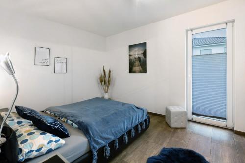 a bedroom with a bed and a large window at Ferienwohnung Spanier in Pouch