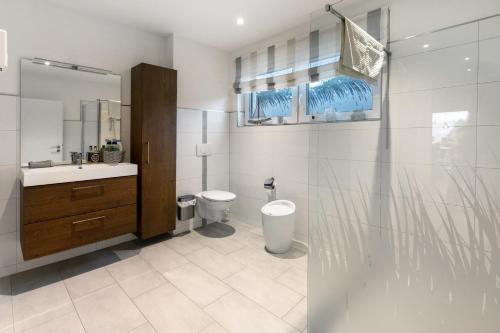 a bathroom with a toilet and a sink and a mirror at Ferienwohnung Spanier in Pouch