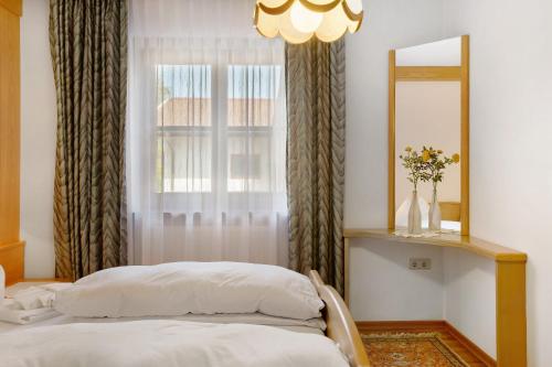 a bedroom with a bed and a window at Mayr Apartments Zwei in Plaus