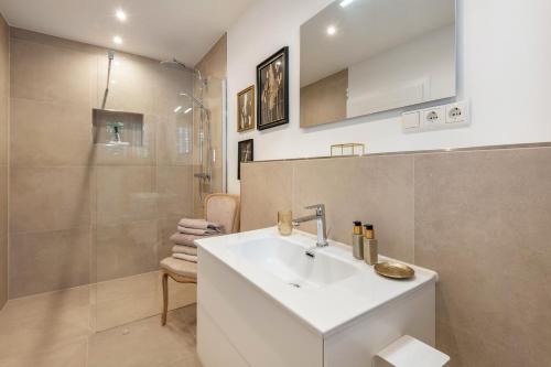 a bathroom with a sink and a shower at bei Thérèse - Große Wohnung Eg in Miltach
