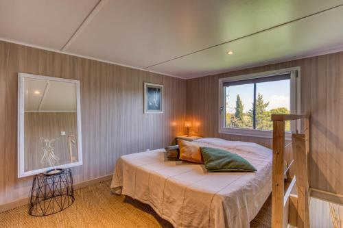 a bedroom with a bed and a window at Maison Greenkub in Générac