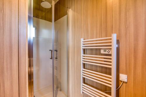 a bathroom with a shower and a glass door at Maison Greenkub in Générac