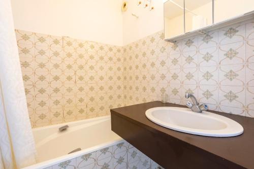 a bathroom with a sink and a bath tub at Studio vue mer - 50m de la plage in Bénodet