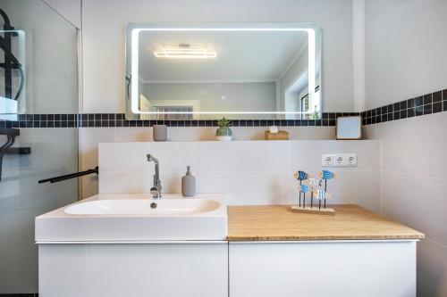 a bathroom with a sink and a mirror at Ferienhaus Ostseetraum in Göhl