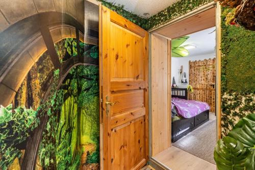 a room with a wall covered in ivy at Hobbit Lounge in Eppingen