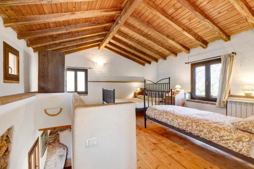 a bedroom with two beds in a room with wooden ceilings at Del Fiume in Rialto