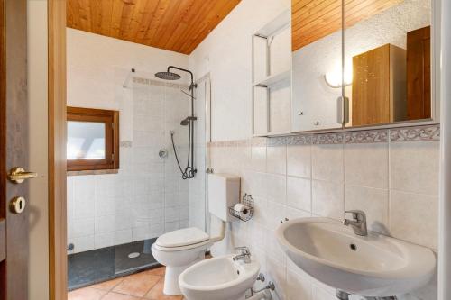 a white bathroom with a sink and a toilet at Del Fiume in Rialto