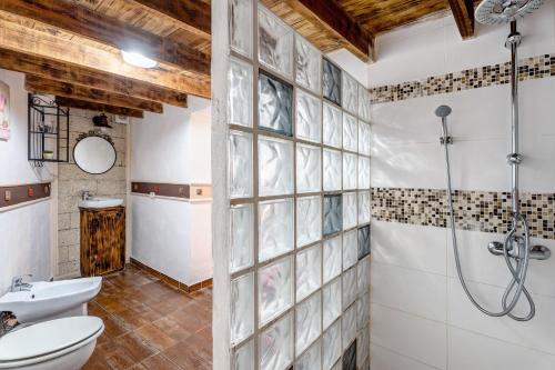 a bathroom with two toilets and a shower at Casa Elvira in Chimiche
