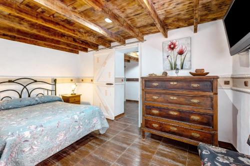 a bedroom with a bed and a dresser at Casa Elvira in Chimiche