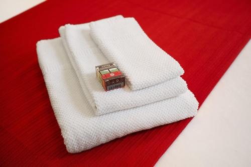 a white napkin with a device on top of it at Páteo da Várzea 5 in Colares