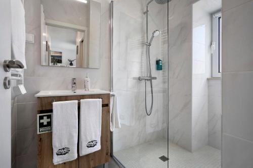 a bathroom with a shower and a sink at Ninho do Rei in Fátima