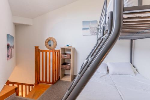 a bedroom with a bunk bed and a staircase at Maisonnette Biscarosse in Biscarrosse