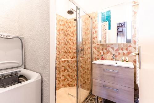 a bathroom with a shower and a sink and a toilet at Maisonnette Biscarosse in Biscarrosse