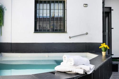 a group of towels sitting on top of a bath tub at Casa Mia Jacuzzi Exterior in Ronda