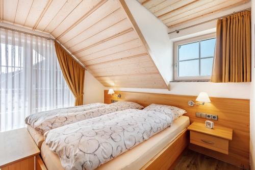 a bedroom with a bed and a window at Cafe-Restaurant-Gästehaus Waldvogel in Feldberg