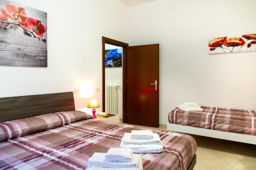 a bedroom with two beds with towels on them at Appartamento Onda d'argento in Porto Santo Stefano