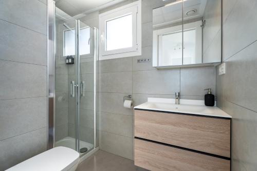 a bathroom with a sink and a shower at Casa Bos Palm Tree Villa with Pool in Gran Alacant