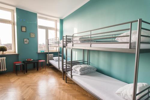 Двухъярусная кровать или двухъярусные кровати в номере Bubble Hostel