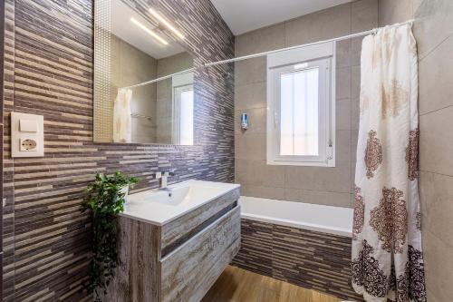 a bathroom with a sink and a bath tub at Citronela in Níjar