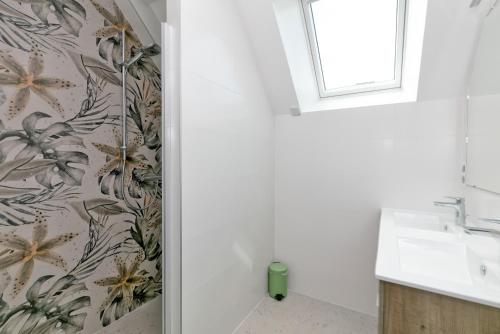 a bathroom with a shower and a sink at Villa Ker Minet - Hoedic - 6 pers in Piriac-sur-Mer