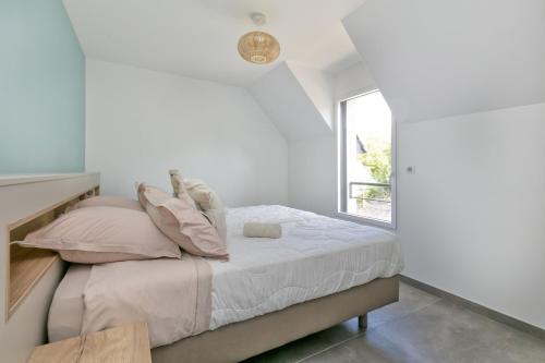 a bedroom with a bed and a window at Villa Ker Minet - Hoedic - 6 pers in Piriac-sur-Mer