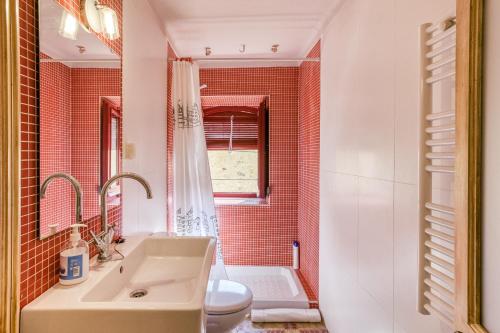 a bathroom with a sink and a toilet at Casa Vermella in Orriols