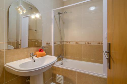 a bathroom with a sink and a bath tub at Bosque São José Ag in Olhos de Água