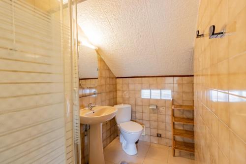 a small bathroom with a toilet and a sink at La résidence du vieux four in Saint-Geniès