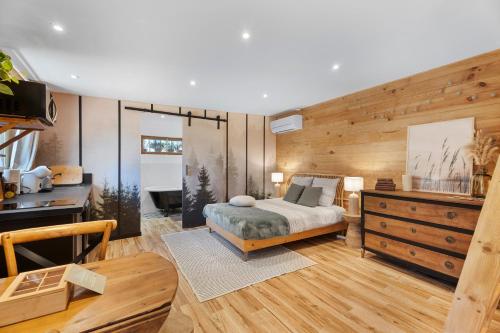 una camera da letto con un letto e una parete in legno di Essencia a Tolone