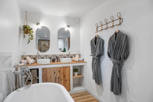 un bagno con due lavandini e due specchi di Essencia a Tolone